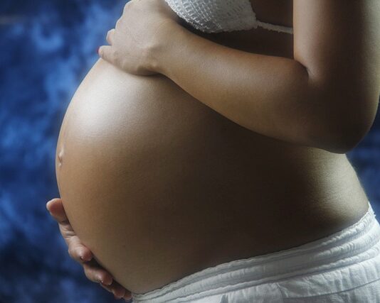 Jak założyć pas ciążowy w aucie?